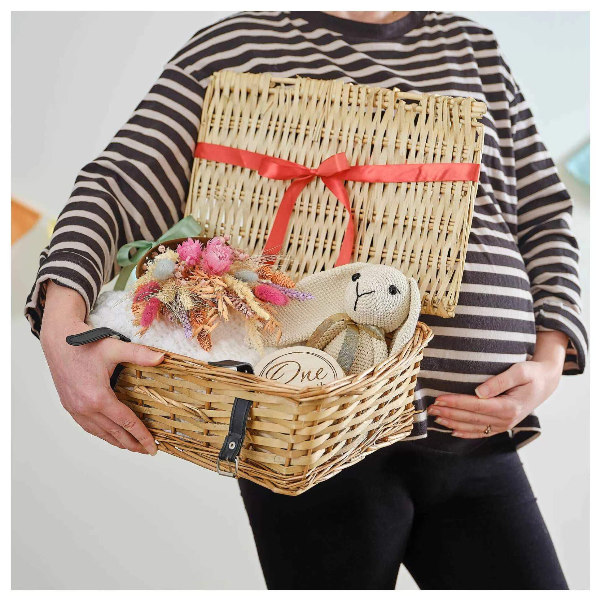 large_brown_wicker_hamper_42cm_x_28cm_x_18cm_5.webp Large Brown Wicker Hamper 42Cm X 28Cm X 18Cm-Hobbycraft Clearance